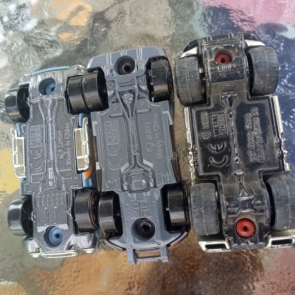 Hot Wheels Bundle 2011 Mattel Aston Martin car toy - Picture 6 of 8